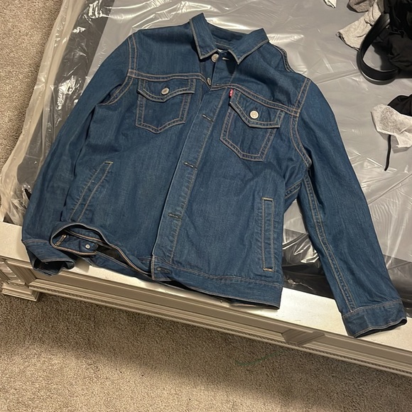 Brand new Levi’s jean jacket only worn once because I have long arms - Picture 2 of 3